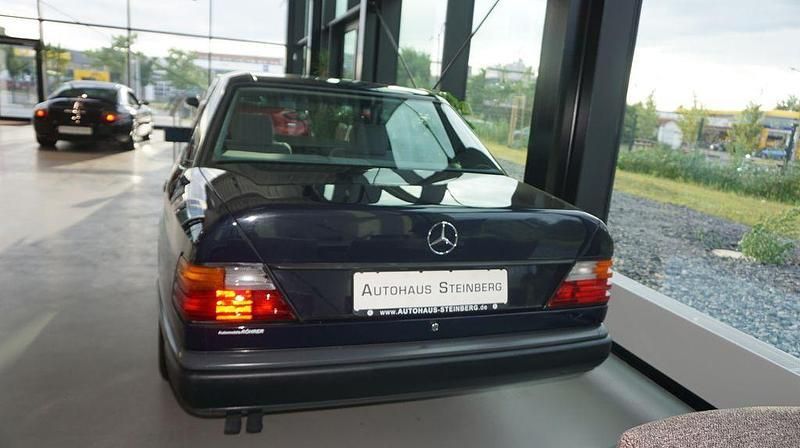 Gebraucht Mercedes E260 160 PS (117 kW) 1987 Blau (metallic) Limousine