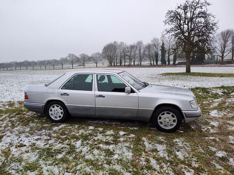 Gebraucht Mercedes E200 136 PS (100 kW) 1995 Silber Limousine