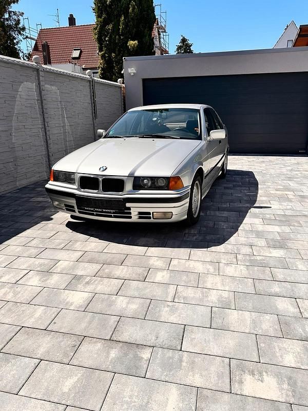 Silber Gebraucht 1991 BMW 325 Limousine | 8.699 € - Bild 1/4