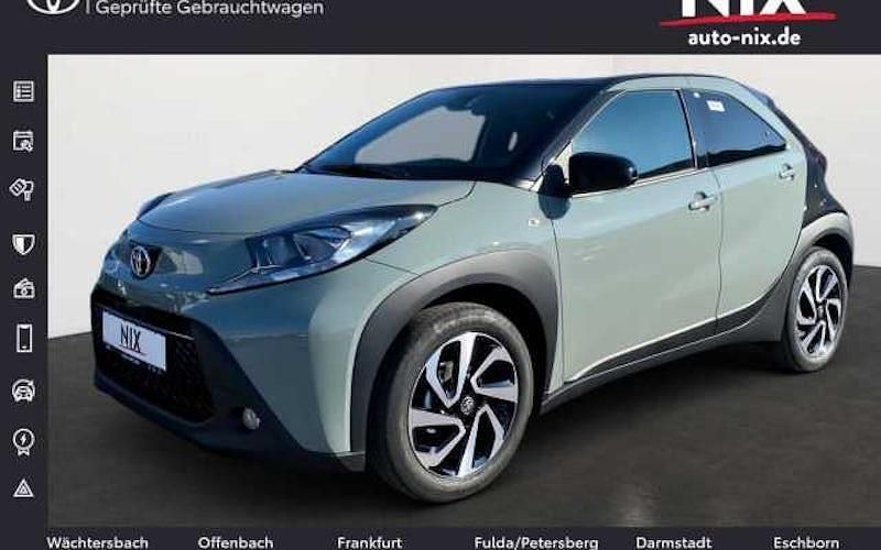 Neu Toyota Aygo X Team 72 PS (52 kW) 2025 Grün SUV