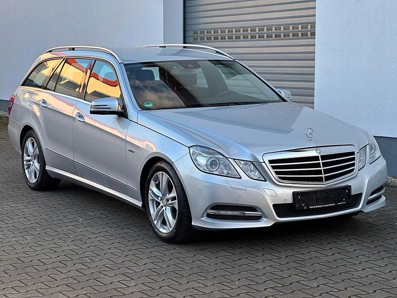 Silber Gebraucht 2011 Mercedes E200 Avantgarde Kombi | 10.990 € (Fairer Preis) - Bild 1/4