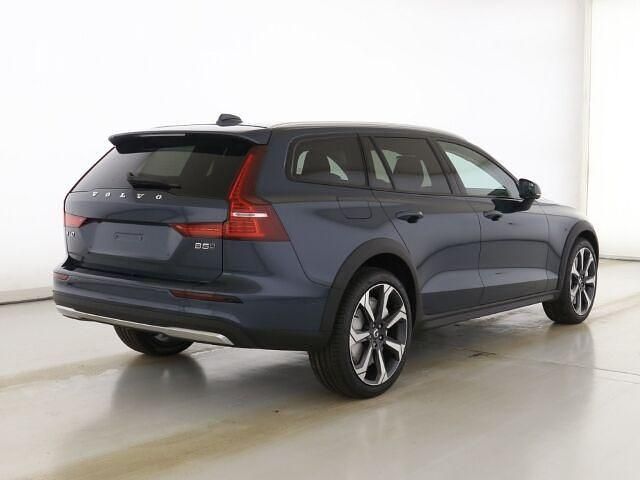 Gebraucht Volvo V60 CC Ultimate 250 PS (183 kW) 2024 Denim blue / metallic Kombi