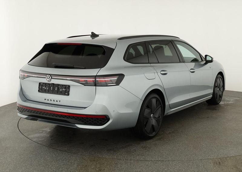 Gebraucht VW Passat R-line 193 PS (141 kW) 2026 Oyster silver metallic Kombi