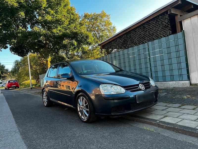 Blau Gebraucht 2004 VW Golf V Kleinwagen | 3.190 € (Etwas zu teuer) - Bild 1/4