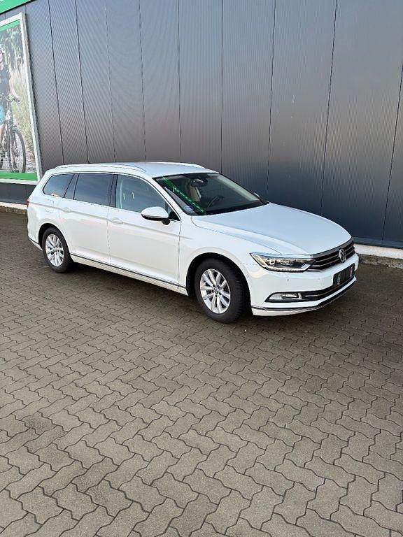 Weiß Gebraucht 2017 VW Passat Highline Kombi | 12.600 € (Fairer Preis) - Bild 1/4