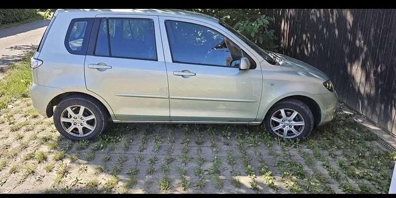 Grün Gebraucht 2007 Mazda 2 Exclusive Limousine | 1.700 € (Fairer Preis) - Bild 1/2