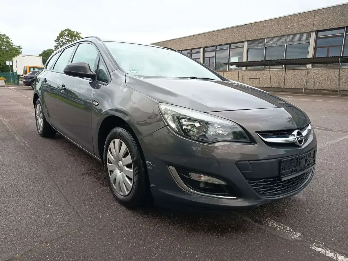 Gebraucht Opel Astra Edition 110 PS (80 kW) 2013 Grau Kombi