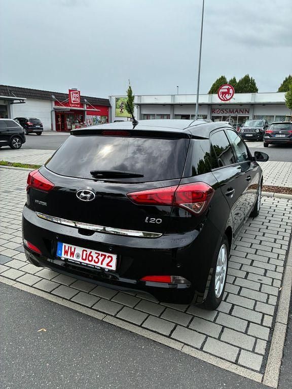 Gebraucht Hyundai i20 Classic 84 PS (61 kW) 2016 Schwarz Kleinwagen