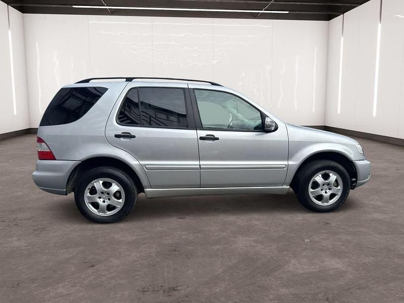 Gebraucht Mercedes ML270 163 PS (119 kW) 2003 Silber SUV
