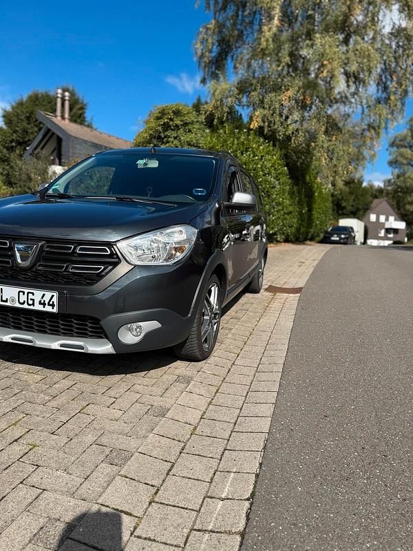 Grau Gebraucht 2019 Dacia Lodgy Stepway Van / Kleinbus | 9.888 € (Etwas zu teuer) - Bild 1/4