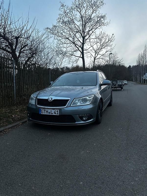 Grau Gebraucht 2012 Skoda Octavia RS Kombi | 7.000 € (Teuer) - Bild 1/4