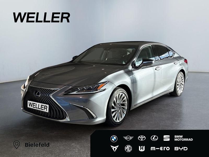 Grau Gebraucht 2019 Lexus ES300H Luxury Line Limousine | 37.980 € (Fairer Preis) - Bild 1/3