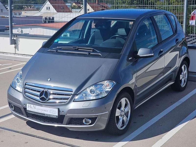Mountaingrau met. Gebraucht 2011 Mercedes A180 Avantgarde Kleinwagen | 7.650 € (Fairer Preis) - Bild 1/4