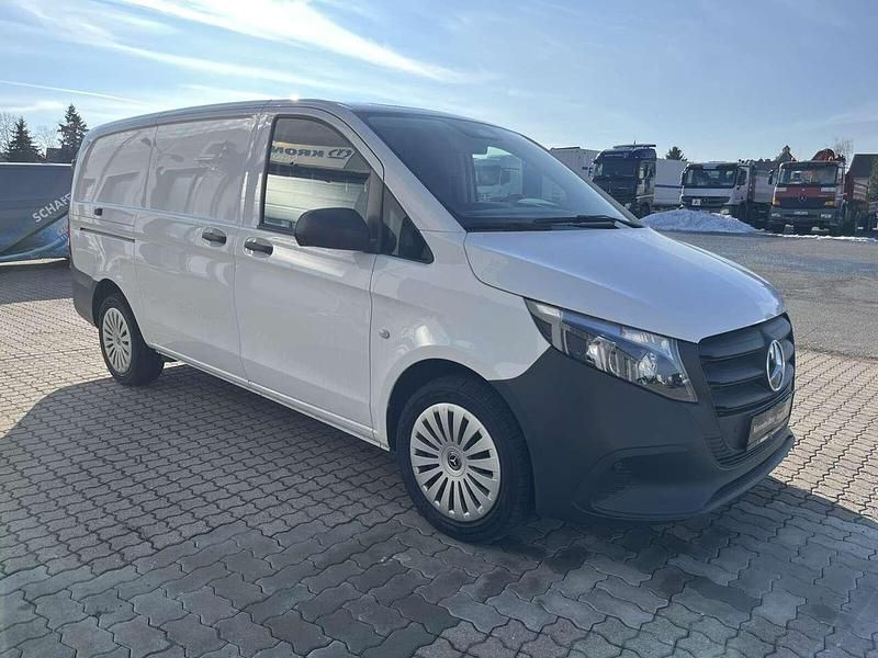 Gebraucht Mercedes Vito 163 PS (119 kW) 2024 Arktikweiß Van