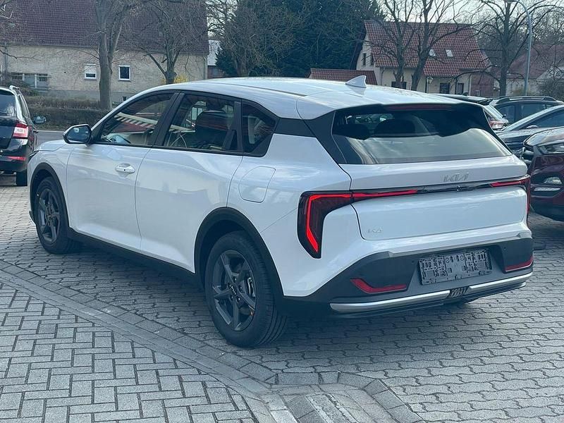 Neu Kia K4 150 PS (110 kW) 2026 Weiß Limousine