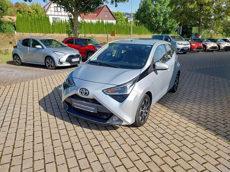 Silber Gebraucht 2021 Toyota Aygo X-play Kleinwagen | 12.490 € (Etwas zu teuer) - Bild 1/4
