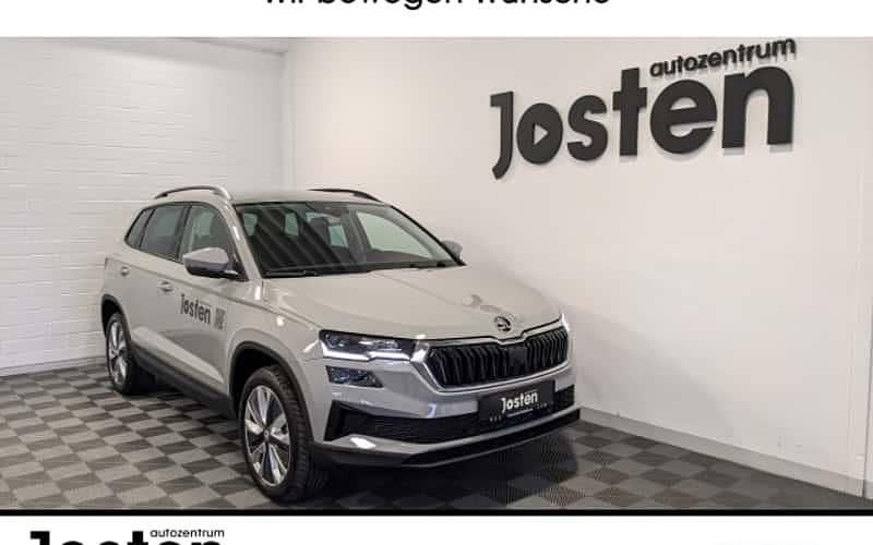 Grau (stahlgrau) Gebraucht 2024 Skoda Karoq Selection SUV | 30.990 € (Superpreis) - Bild 1/4