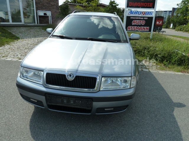 Grau Gebraucht 2004 Skoda Octavia Ambiente Kombi | 3.990 € (Teuer) - Bild 1/4