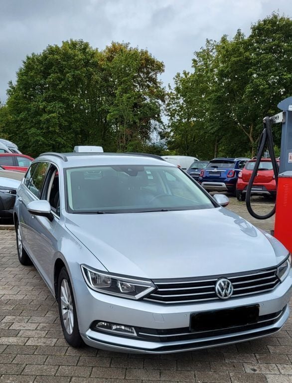 Silber Gebraucht 2019 VW Passat Comfortline Kombi | 18.900 € (Fairer Preis) - Bild 1/4