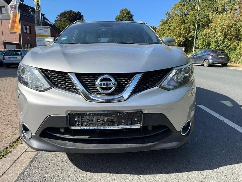 Grau Gebraucht 2017 Nissan Qashqai SUV | 7.950 € (Superpreis) - Bild 1/4