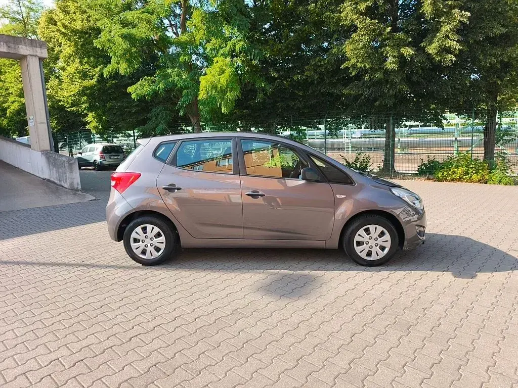 Gebraucht Hyundai ix20 Classic 90 PS (66 kW) 2012 Braun Kleinwagen