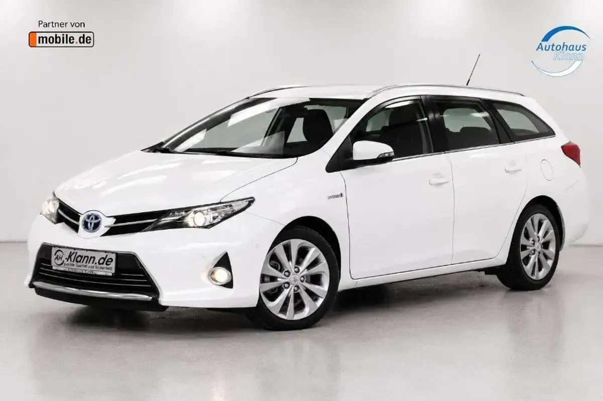Gebraucht Toyota Auris Hybrid Executive 136 PS (100 kW) 2014 Super white Kombi