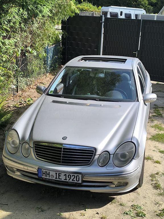Silber Gebraucht 2004 Mercedes E200 Avantgarde Limousine | 3.000 € (Superpreis) - Bild 1/4