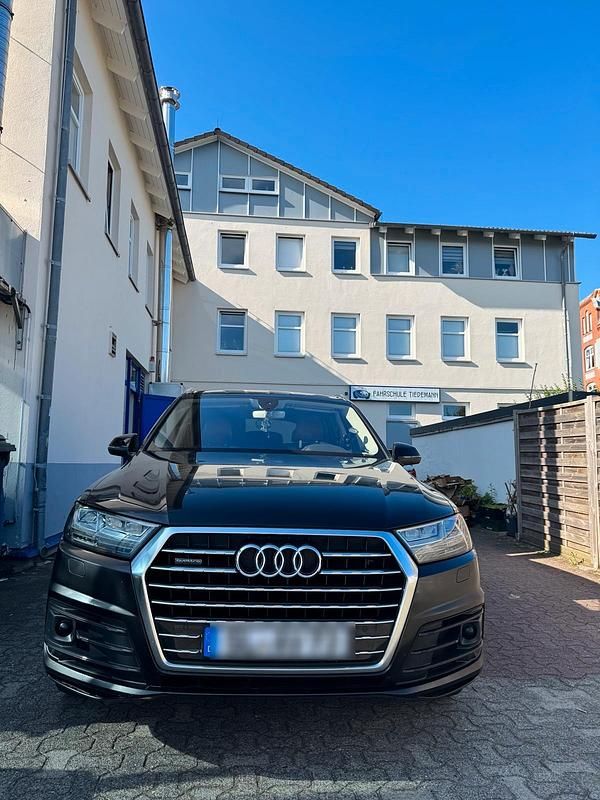 Schwarz Gebraucht 2015 Audi Q7 Comfort SUV | 21.950 € (Etwas zu teuer) - Bild 1/4