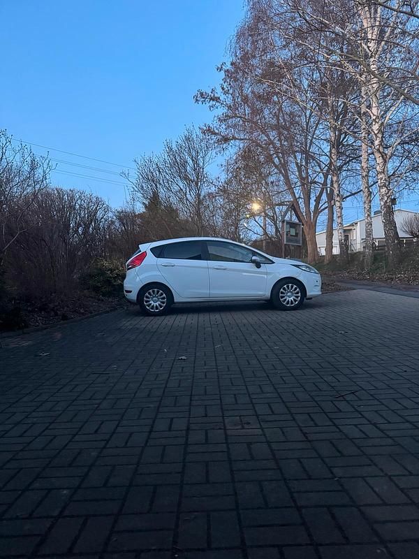 Gebraucht Ford Fiesta 82 PS (60 kW) 2009 Weiß Kleinwagen
