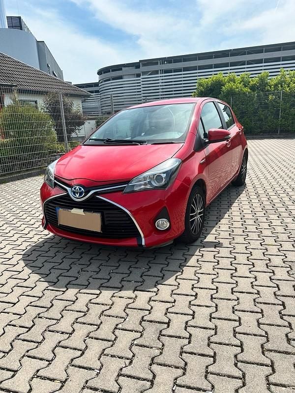 Rot Gebraucht 2014 Toyota Yaris Hybrid Kleinwagen | 9.200 € (Fairer Preis) - Bild 1/4