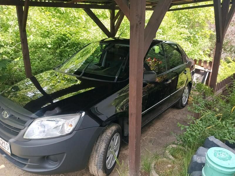 Schwarz Gebraucht 2014 Lada Granta Limousine | 1.800 € - Bild 1/4