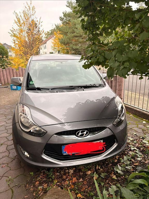 Grau Gebraucht 2012 Hyundai ix20 Classic Van / Kleinbus | 5.400 € (Superpreis) - Bild 1/4