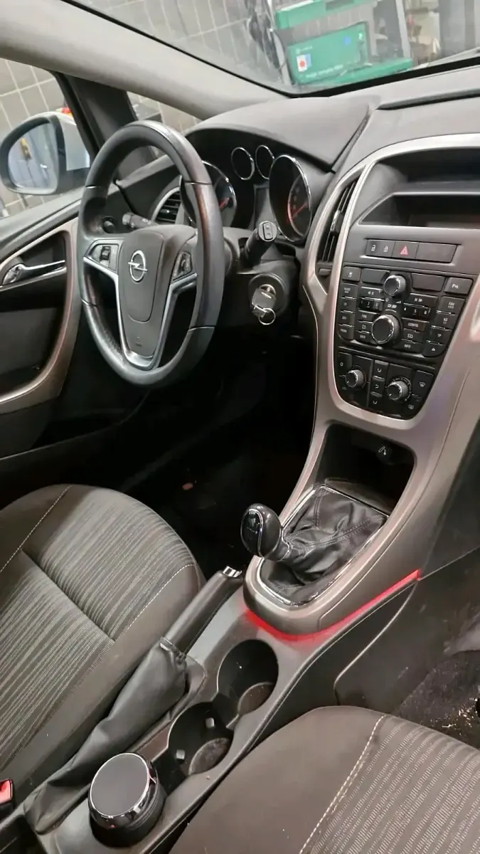 Gebraucht Opel Astra 95 PS (69 kW) 2011 Silber Limousine