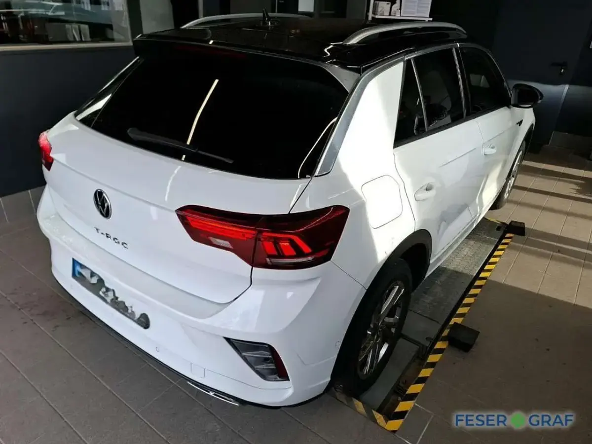 Second-hand VW T-Roc R-line 110 CP (80 kW) 2023 Alb SUV