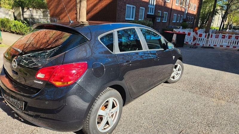 Second-hand Opel Astra 140 CP (102 kW) 2012 Negru Berlinǎ