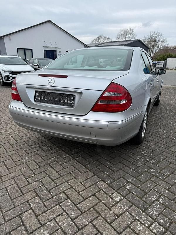 Gebraucht Mercedes E240 177 PS (130 kW) 2002 Silber Limousine
