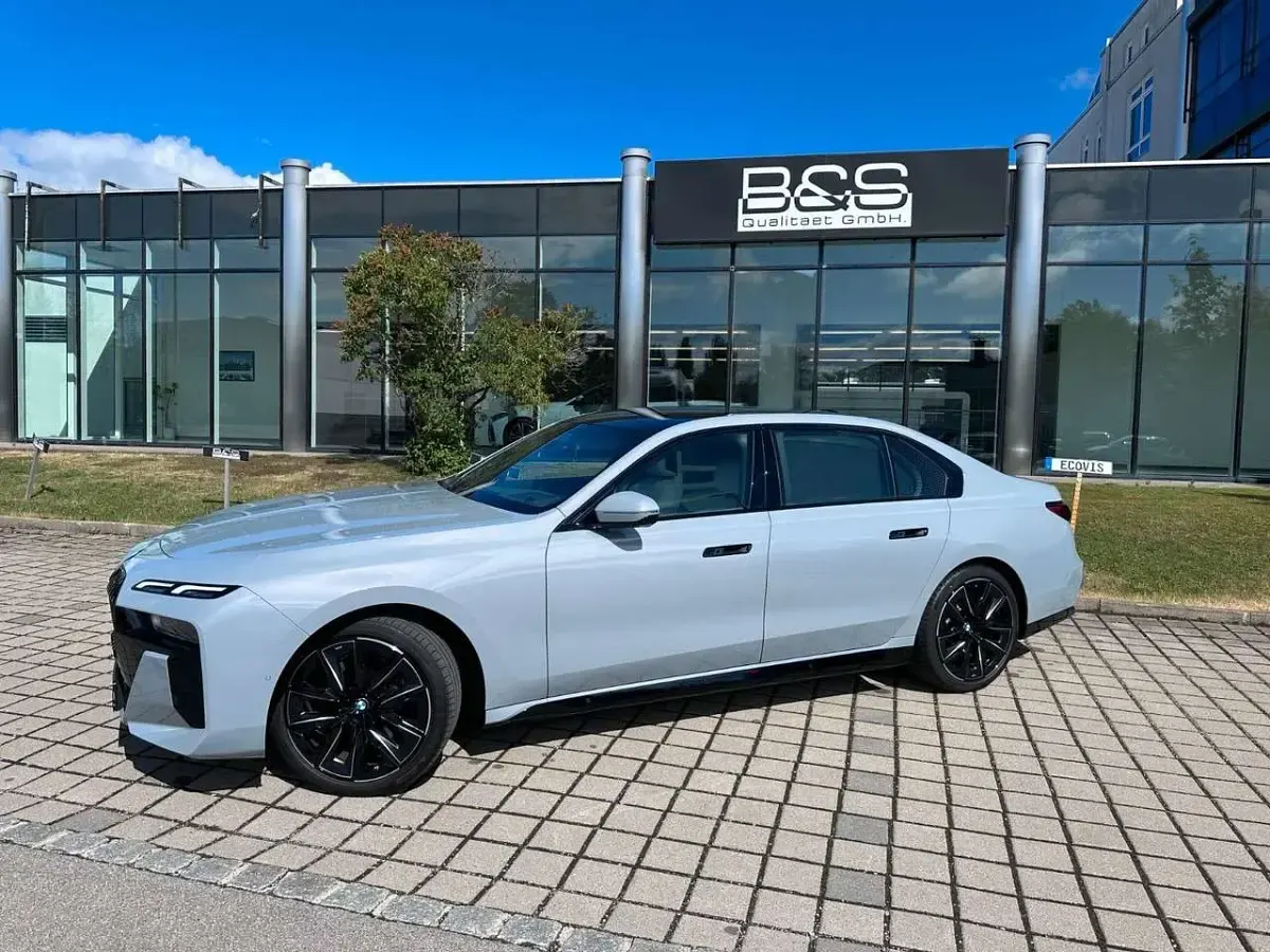 Gebraucht BMW 740 Executive 299 PS (219 kW) 2026 Grau Limousine
