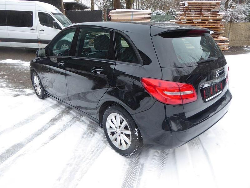 Gebraucht Mercedes B180 122 PS (89 kW) 2013 Schwarz Van / Kleinbus