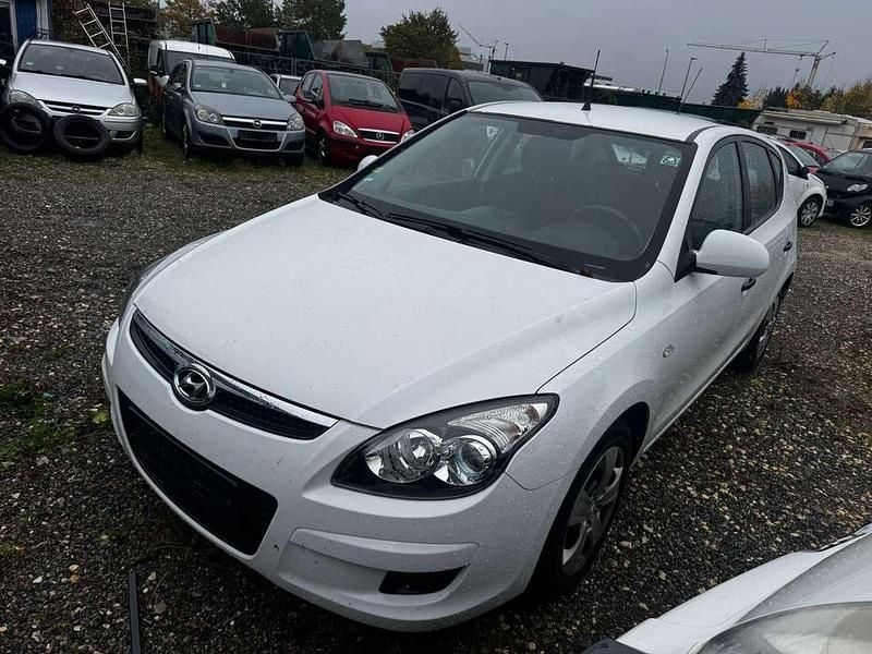 Weiß Gebraucht 2010 Hyundai i30 Edition+ Limousine | 2.350 € (Fairer Preis) - Bild 1/4