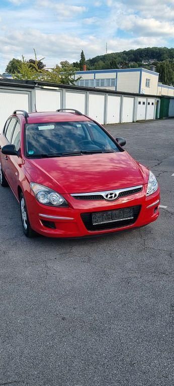 Rot Gebraucht 2010 Hyundai i30 Edition Kombi | 3.350 € (Fairer Preis) - Bild 1/4