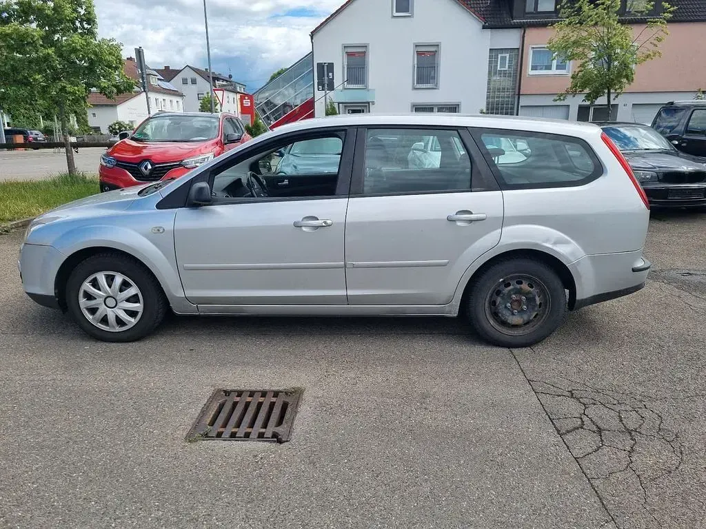Gebraucht Ford Focus Ambiente 101 PS (74 kW) 2007 Silber Limousine