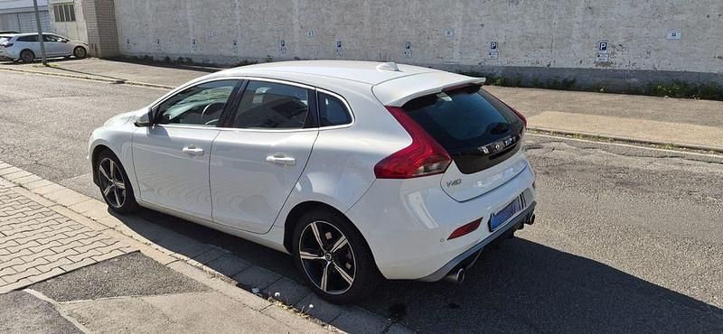 Gebraucht Volvo V40 R-Design 152 PS (111 kW) 2019 Weiß Limousine