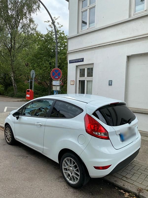 Gebraucht Ford Fiesta 65 PS (47 kW) 2009 Weiß Kleinwagen