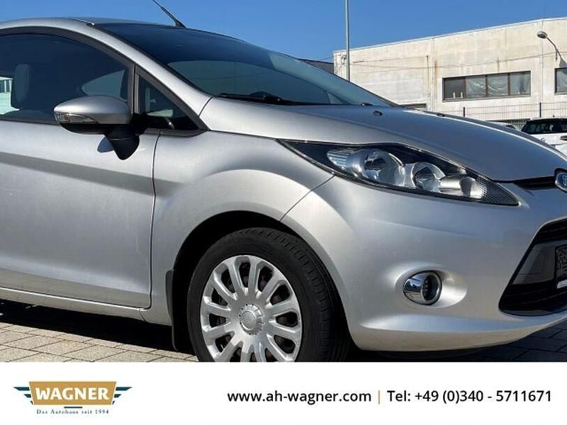 Silber Gebraucht 2012 Ford Fiesta Trend Kleinwagen | 3.399 € (Fairer Preis) - Bild 1/4