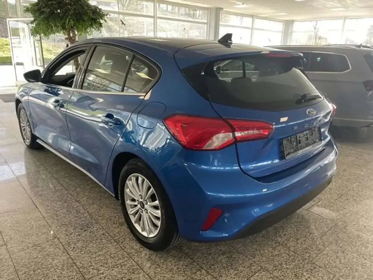 Gebraucht Ford Focus Titanium 125 PS (91 kW) 2020 Blau, metallic Limousine