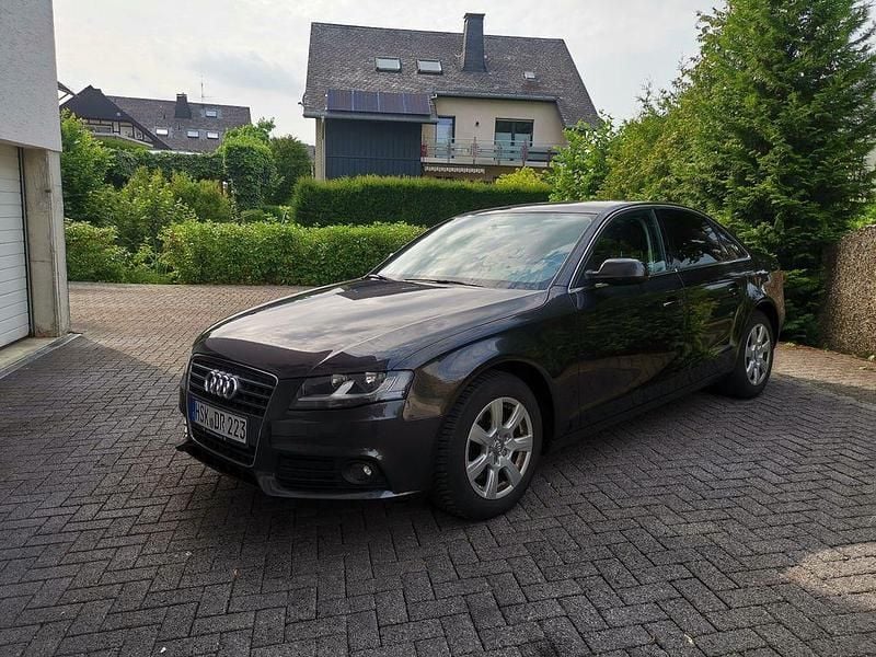 Schwarz Gebraucht 2011 Audi A4 Attraction Limousine | 8.800 € - Bild 1/4