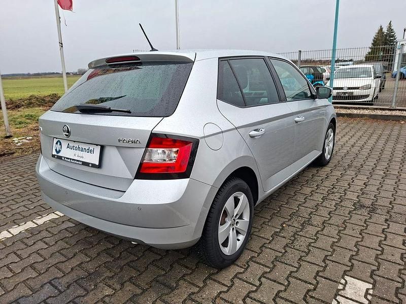 Gebraucht Skoda Fabia Ambition 75 PS (55 kW) 2015 Silber Limousine