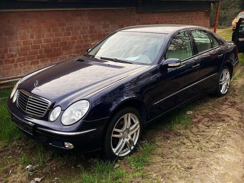 Blau Gebraucht 2003 Mercedes E260 Limousine | 4.700 € - Bild 1/4