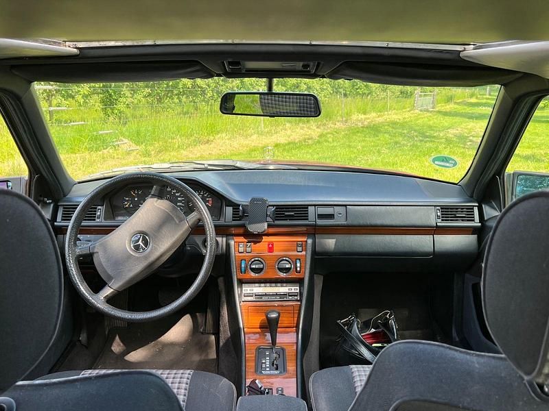 Gebraucht Mercedes 200 118 PS (86 kW) 1991 Rot Limousine