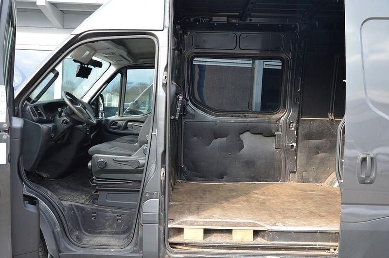 Gebraucht Iveco Daily 179 PS (131 kW) 2017 Schwarz Van / Kleinbus